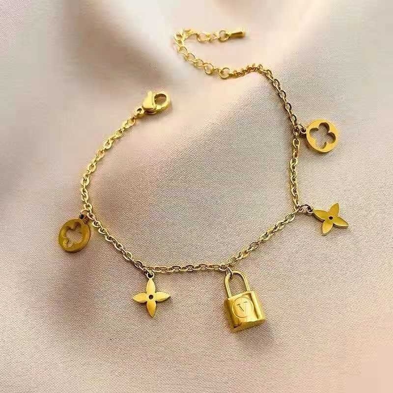 Dây Chuyền / Vòng Tay Bằng Thép Không Gỉ Mặt Cỏ Bốn Lá Không Lưỡi Dao Chữ v Màu Sắc Tươi Tắn
