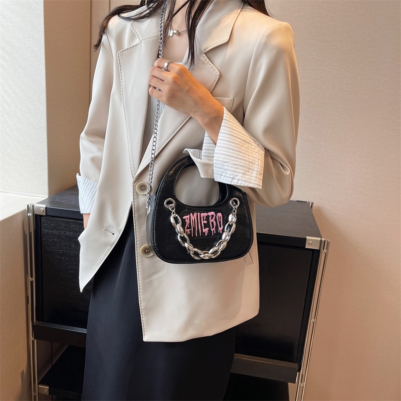 Túi Đeo Vai Màu Đen Phối Dây Xích Thiết Kế Đơn Giản Ngọt Ngào