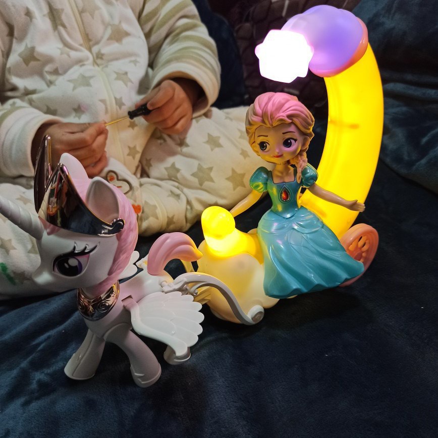 Đèn lồng Elsa, Sofia, Bạch Tuyết ngồi xe ngựa Pony chạy pin có nhạc có đèn cho bé chơi Trung Thu ngựa kỳ lân kéo xe
