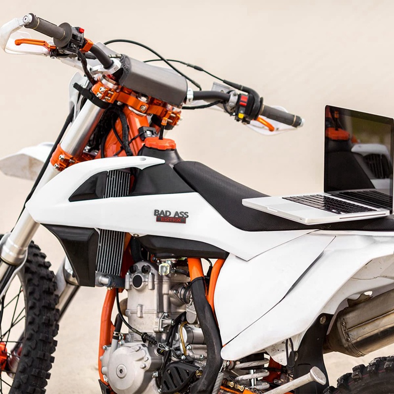 FENDER 1 Miếng Dán 3D Màu Đen / Đỏ Thay Thế Trang Trí Mui Xe Hơi