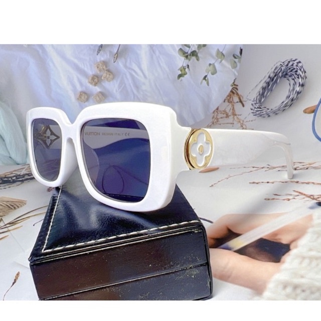 Kính Hiệu Vuông Nhỏ Ngôi Sao LV Màu Trắng unisex