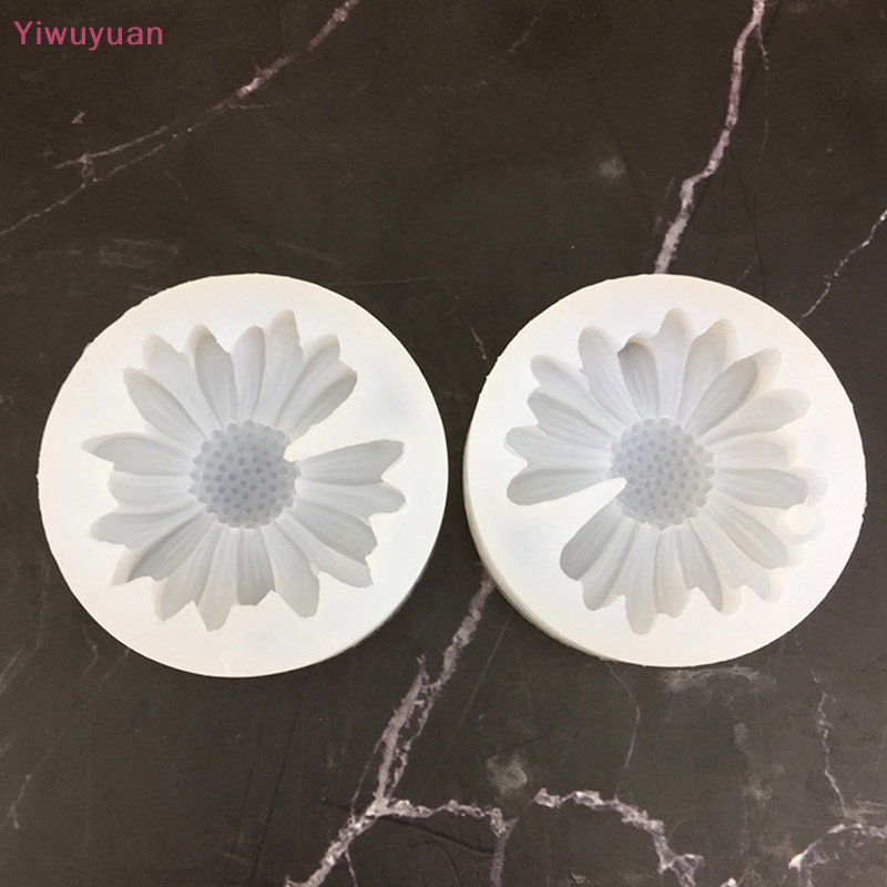 Khuôn Silicon Làm Bánh / Xà Phòng Hình Hoa Cúc Có Lỗ Mới
