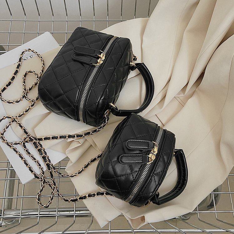 Túi Đeo Vai Đính Đá Phối Dây Xích Dễ Phối Đồ Thời Trang