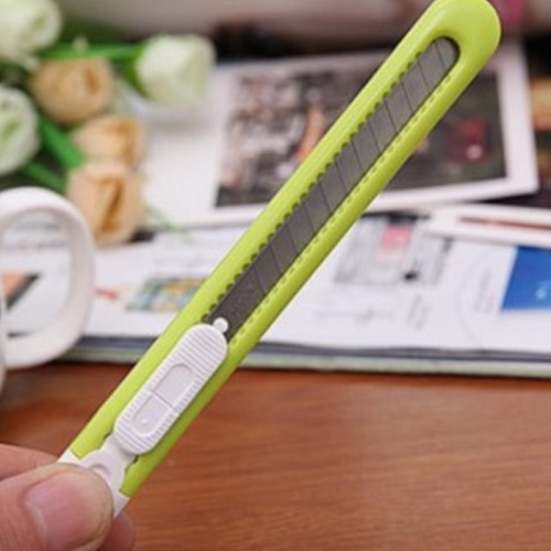 Dao rọc giấy Deli 2054