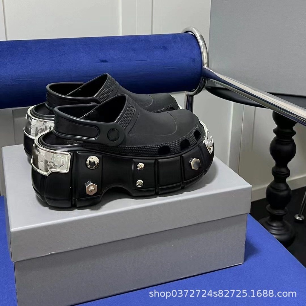 Dép Bít Mũi Đế Dày Tăng Chiều Cao Đính Đinh Tán Kim Loại