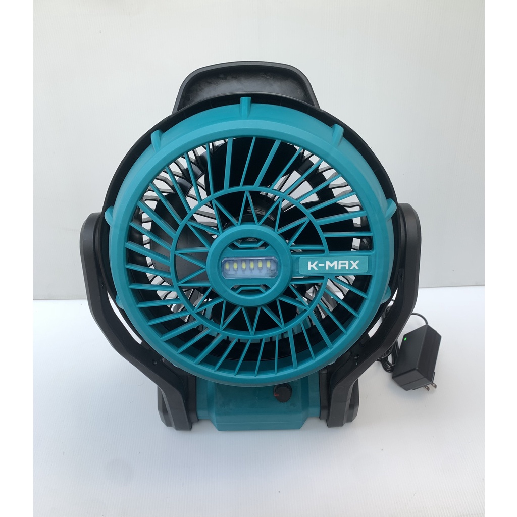 Quạt sử dụng pin chân phổ thông 4cm Makita Tích hợp đèn pin, có núm điều chỉnh, dùng cả pin hoặc cắm điện