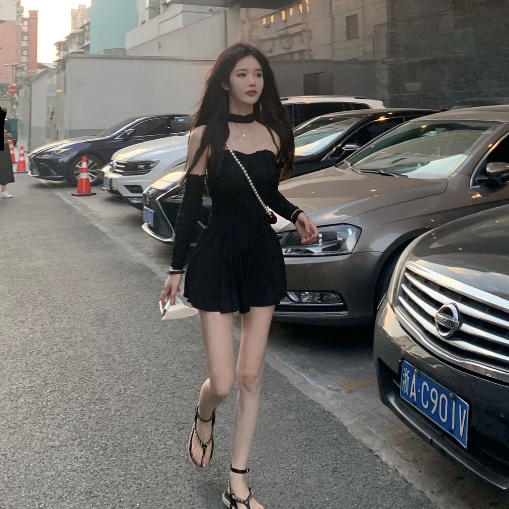 Bộ Áo Trễ Vai Cổ Yếm + Chân Váy Ngắn Lưng Cao Xếp Ly Màu Đen Thời Trang Mùa Hè Xinh Xắn Cho Nữ