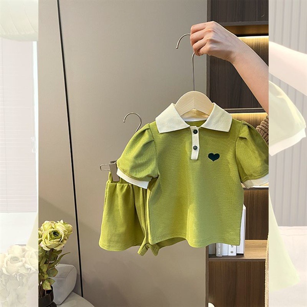 Set bé gái quần ngắn áo thêu tim màu xanh lá
