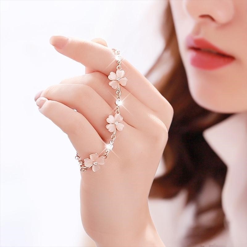 Vòng tay mạ vàng thiết kế nhiều kiểu dáng thời trang cho nữ