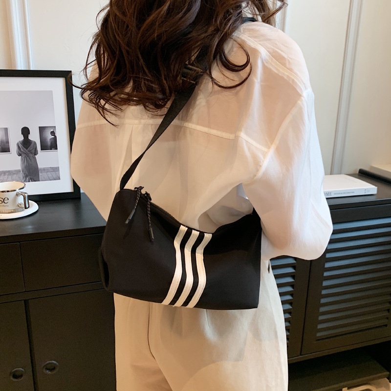 Túi Đeo Chéo Dáng Vuông Nhỏ Phong Cách Thể Thao Thời Trang Cá Tính Cho Nữ