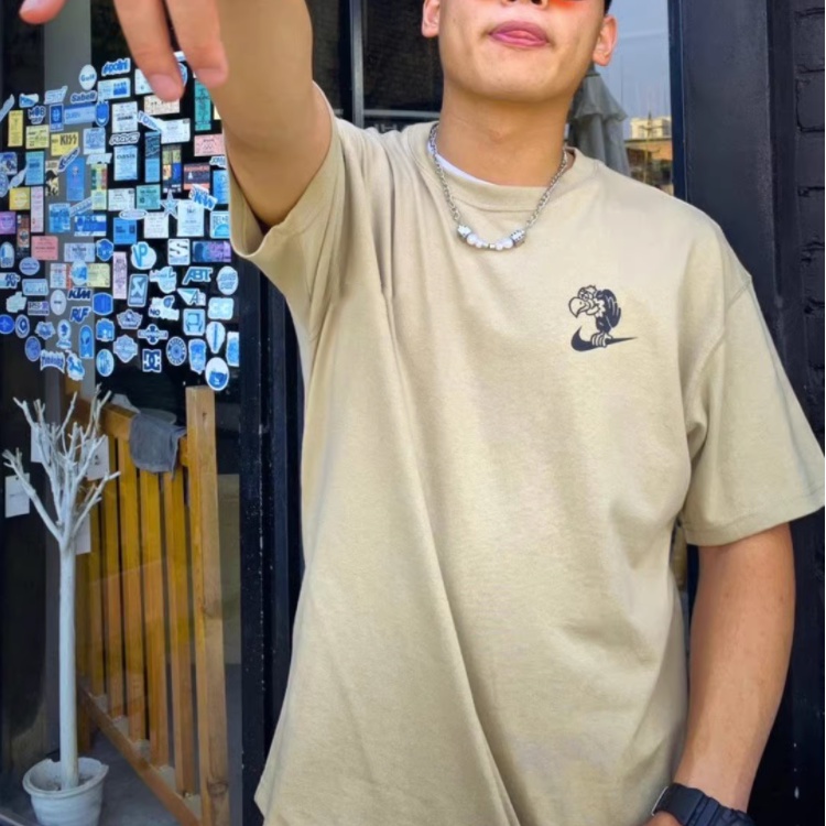 Hàng đã sẵn sàng 100% nike cartoon cactus graffiti đích thực in áo ngắn tay nam thể thao giản dị áo thun cổ tròn thoáng khí dr8915-040