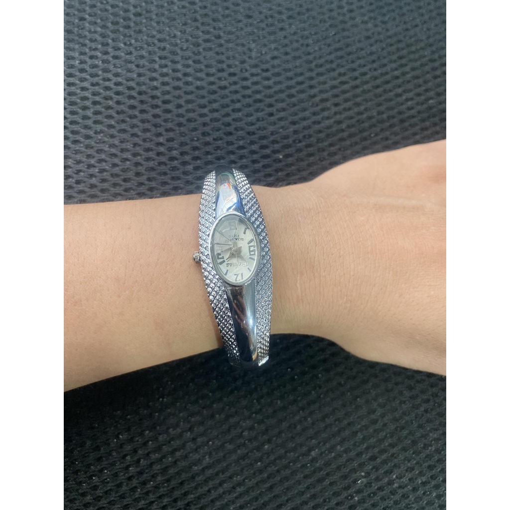 Đồng hồ nữ size nhỏ dạng còng, lụa, dây kim loại siêu xinh hàng 2hand, vintage bãi Nhật