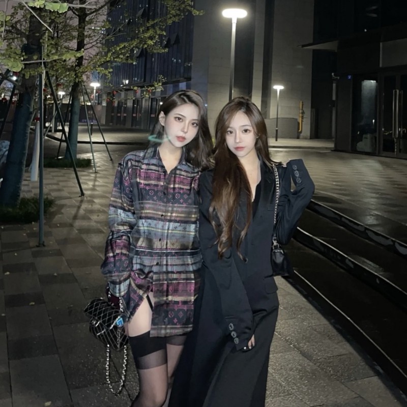 Áo Sơ Mi Unisex Tay Dài Sọc Caro Đỏ Đậm In Logo Chữ Cái Đầy Màu Sắc L888V Tky6U5