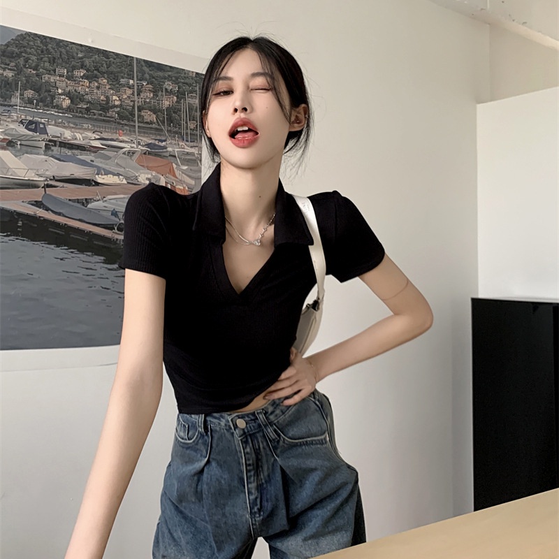 Áo phông ngắn tay cổ chữ V ôm dáng Hot Girl áo mặc trong màu đen thon gọn hở rốn mẫu ngắn cổ bẻ cảm giác thiết kế mùa hè cho nữ sành điệu