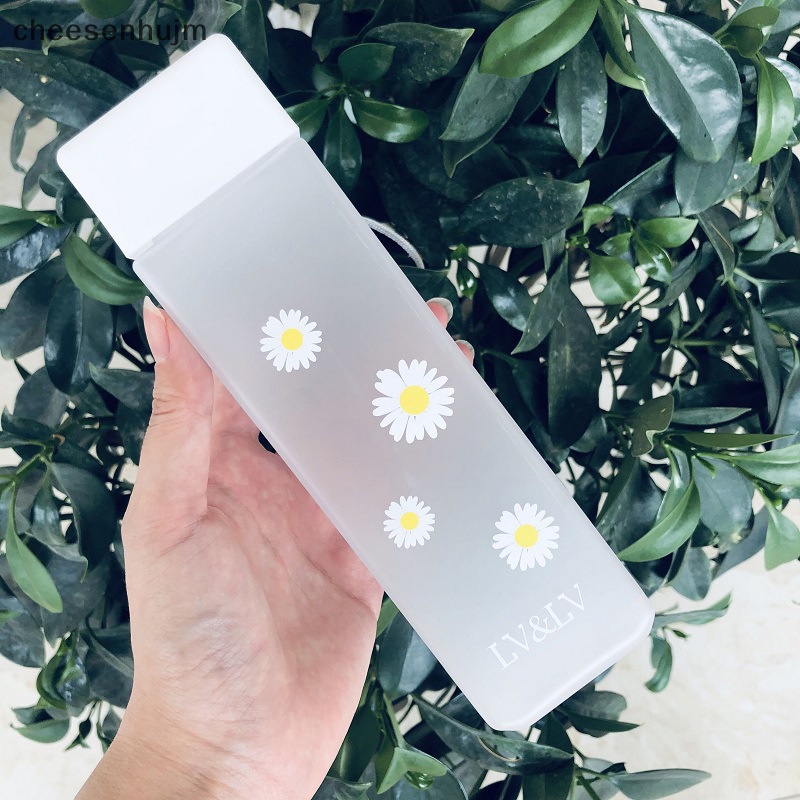 Bình Đựng Nước Bằng Nhựa Trong Suốt Họa Tiết Hoa Cúc Độc Đáo Dung Tích 500ML Kèm Dây Đeo Tiện Dụng