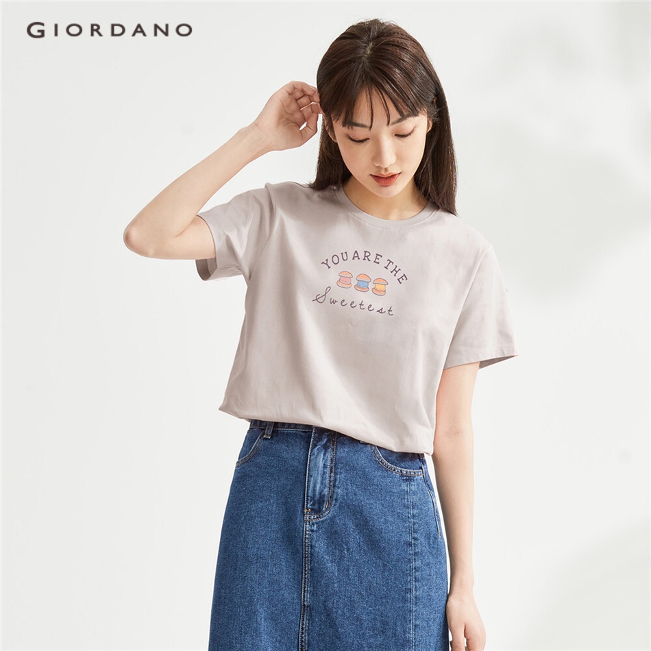 Áo thun GIORDANO 13393202 dệt kim 100% cotton cổ tròn tay ngắn in họa tiết chủ đề trà chiều dành cho nữ