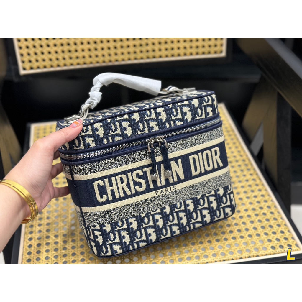 Hộp Đựng Mỹ Phẩm Xách Tay Dior Thiết Kế Dễ Thương Cho Nữ
