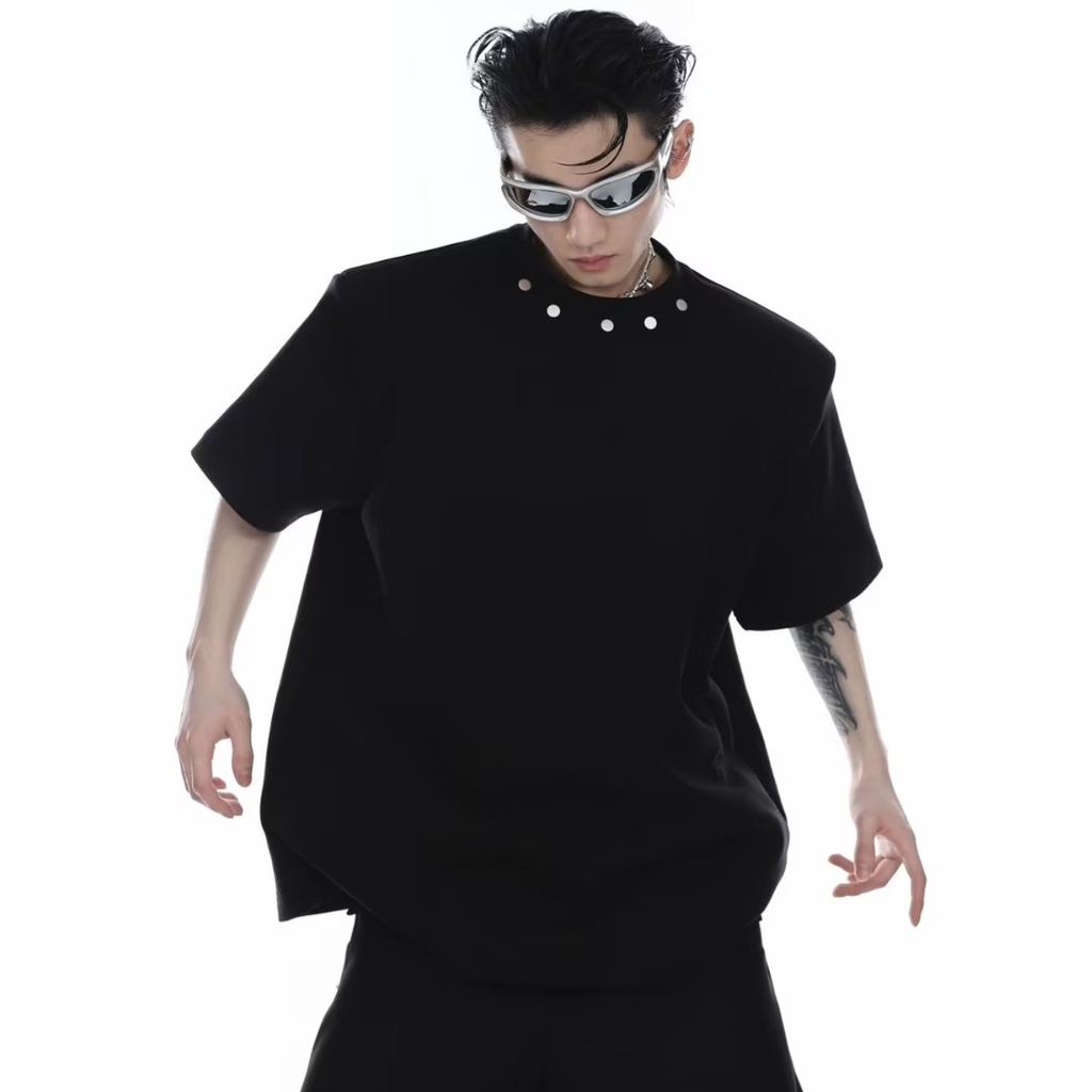 Áo Thun Vòng Cổ Đính Đá Áo Nam Tay Ngắn Có Đệm Vai Và Dây Đeo Cổ Phong Cách Đường Phố Đơn Giản Dễ Phối Đồ ÁO Thun Hot VảI DàY ÁO PhôNg Nam Unisex