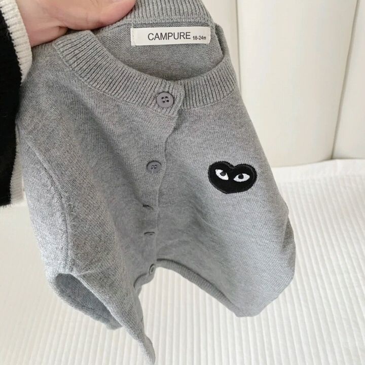 Mùa thu trẻ em đan cardigan màu xám mùa xuân và mùa thu áo len mới trẻ em trái tim yêu thương áo khoác trẻ em áo len trẻ em