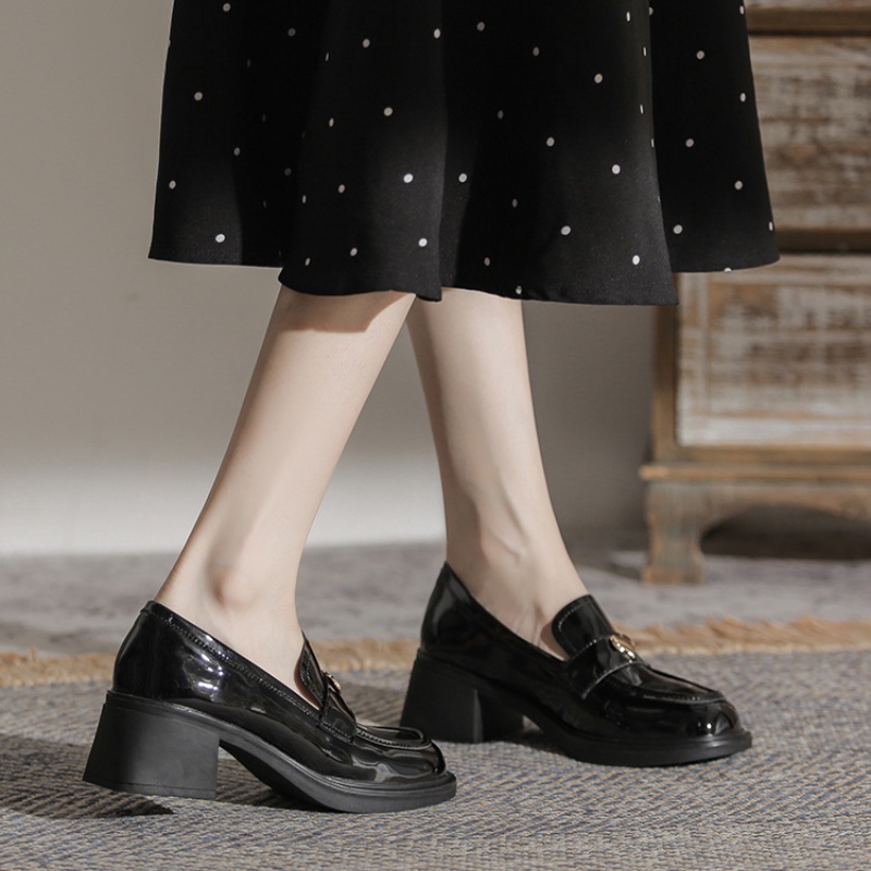 Giày da đen phong cách anh với khóa trái tim và gót chunky cho phụ nữ