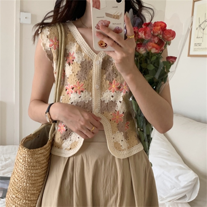 Áo Croptop Dệt Kim Sát Nách Cài Nút In Họa Tiết Hoa Xinh Xắn Thời Trang Cho Nữ