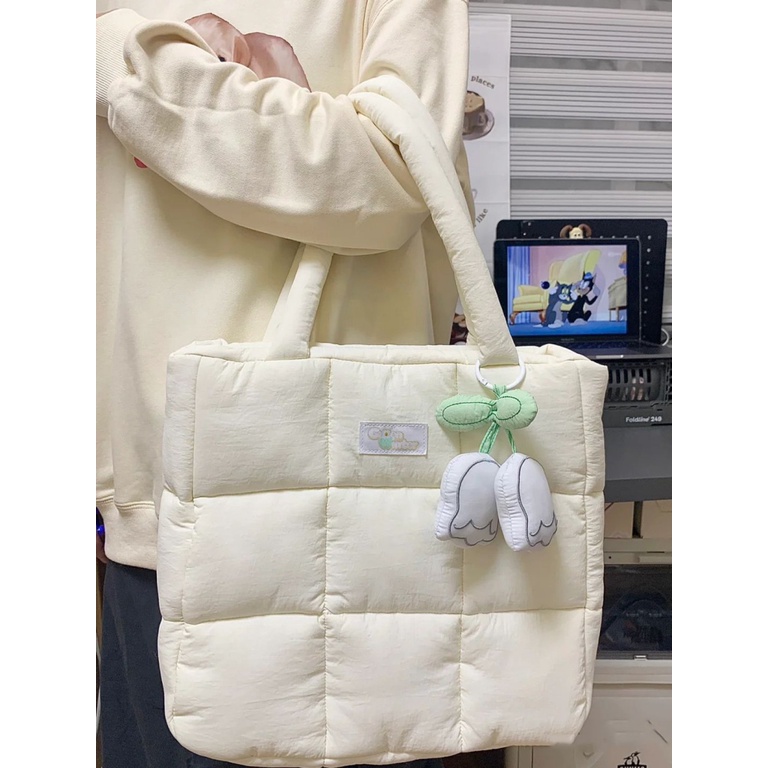 Dây Hoa Trắng Treo Túi Xách Trang Trí