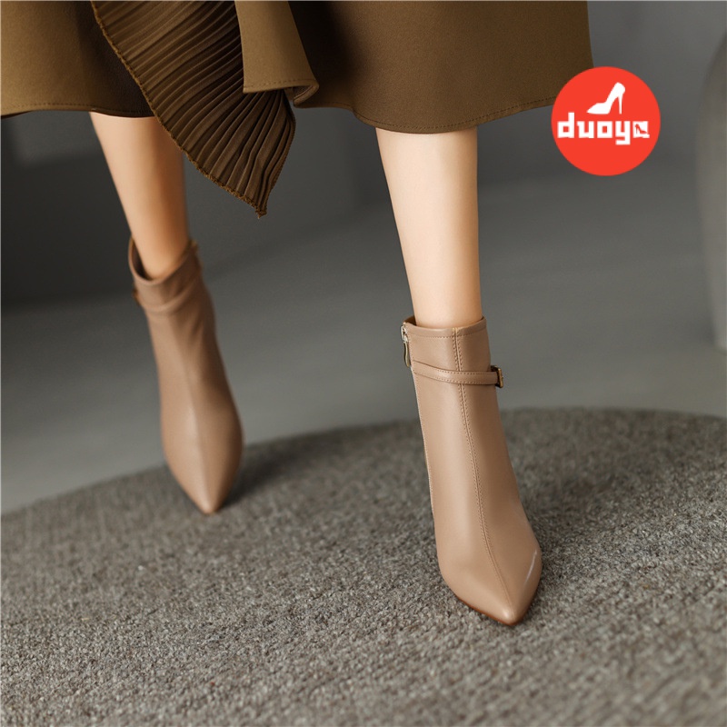 Duoya Tóc Thẳng ~ [Hàng Có Sẵn] Giày Bốt Cao Gót Da Mềm Mỏng Màu Trà Sữa Phối Dây Xích Kim Loại Mùa Thu Đông Chất Lượng Cao Cho Nữ