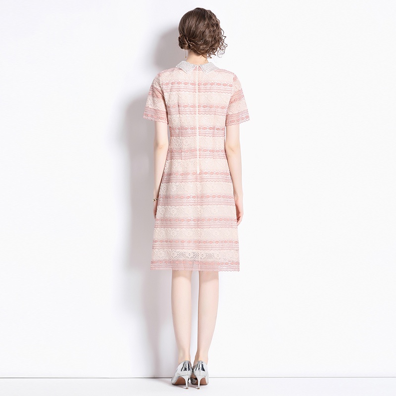 Váy ren thêu một bên ngực thời trang và thanh lịch