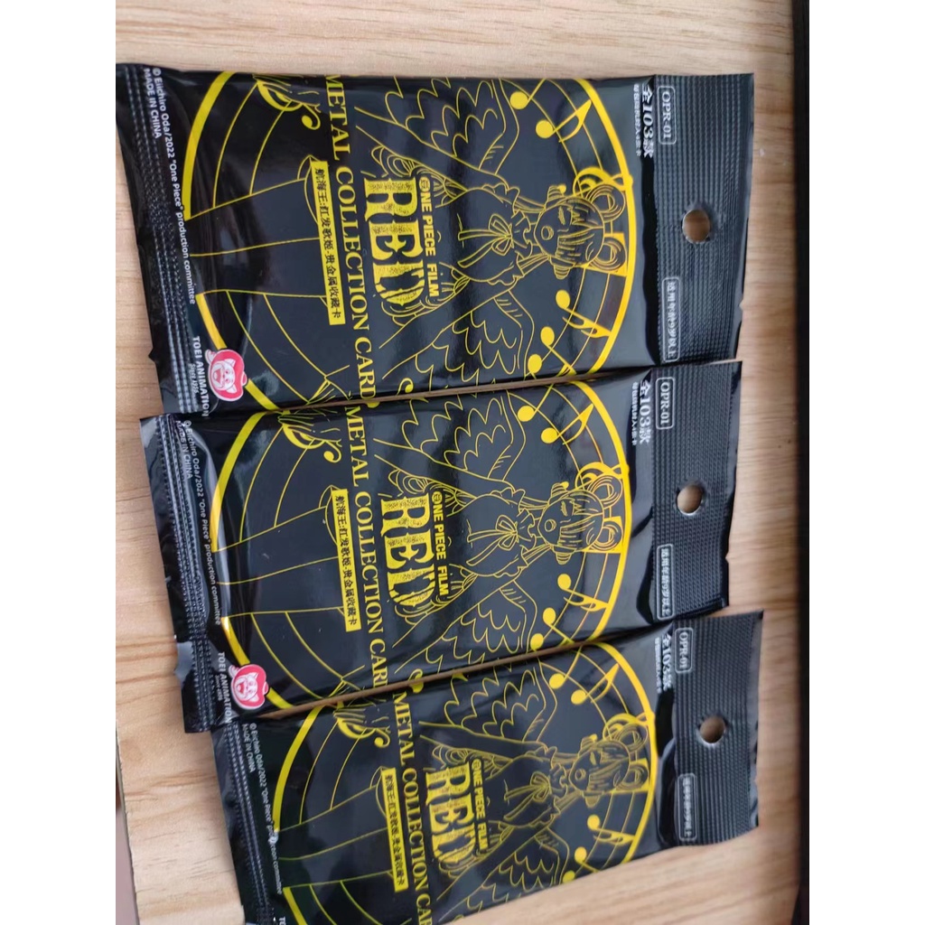 Bộ Sưu Tập Thẻ Bài Kim Loại Dày Hình Ca Sĩ Đỏ One Piece