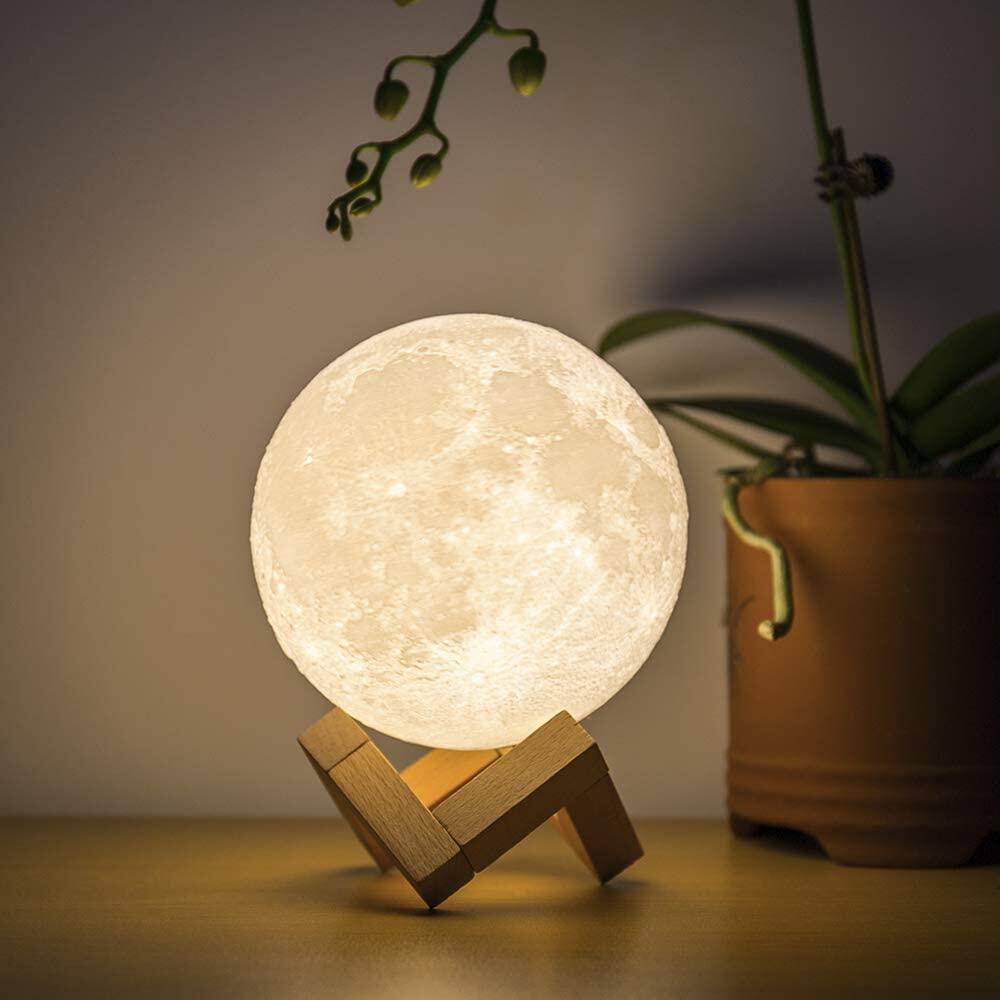 Đèn ngủ hình Mặt Trăng kèm giá gỗ dễ thương dành cho phòng ngủ