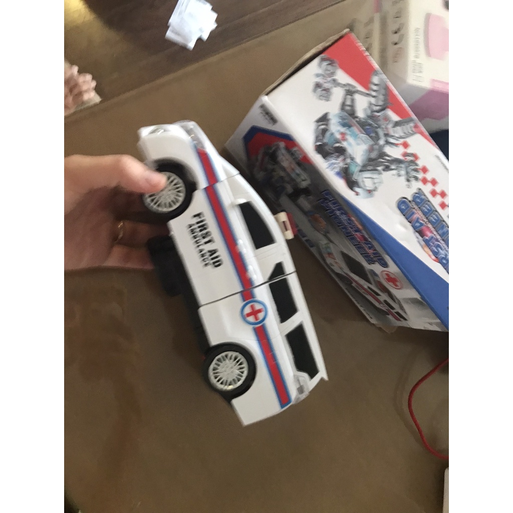 Đồ Chơi Xe Cứu Thương Biến Hình Robot có nhạc và đèn