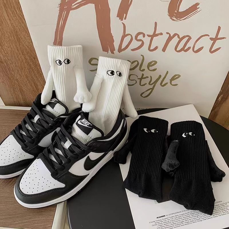 Đôi Vớ Cầm Tay Cặp Đôi Tik Tok Influencer Siêu Hot Ba Chiều Màu Trắng Thuần Cotton Hình Búp Bê Độ