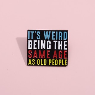 Ghim cài áo tráng men hình câu trích dẫn it 's weird being the same age as old people