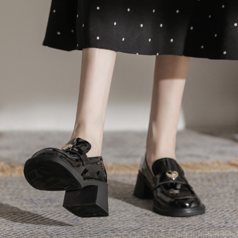 Giày da đen phong cách anh với khóa trái tim và gót chunky cho phụ nữ