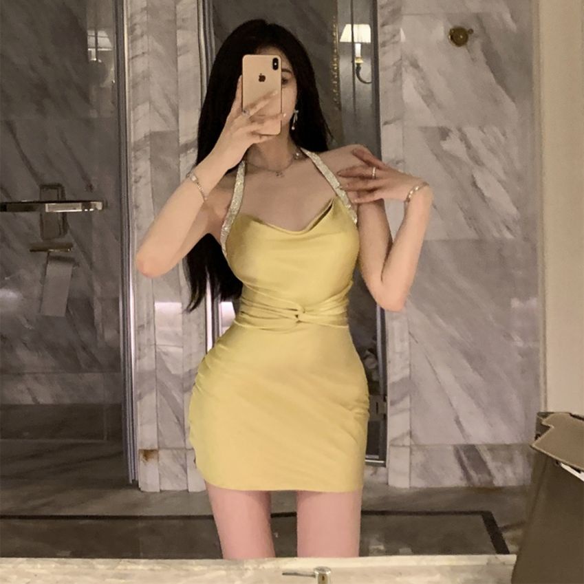 Đầm Hai Dây Ôm Eo Xếp Ly Vải Satin Màu Vàng Lấp Lánh Thời Trang Mùa Hè Cho Nữ