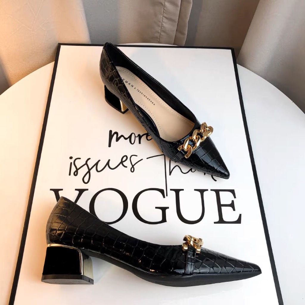 Giày cao gót mũi nhọn, gót dày cho nữ vào mùa xuân 2023, da bằng sáng chế mới, giày cao gót đen kiểu anh một bước, giày đơn cắt nông