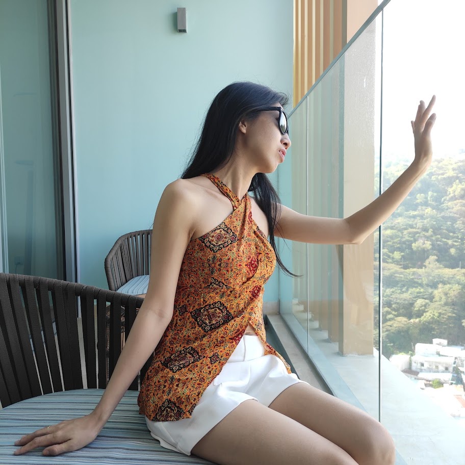 Áo thổ cẩm cổ yếm lệch tà chất liệu lụa Hawaii xịn xò phù hợp cho nàng đi biển hay dạo phố