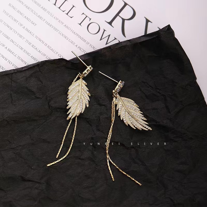 Bông Tai Dáng Dài Hình Chiếc Lá Đính Đá Phối Tua Rua Thời Trang Hàn Quốc Cho Nữ