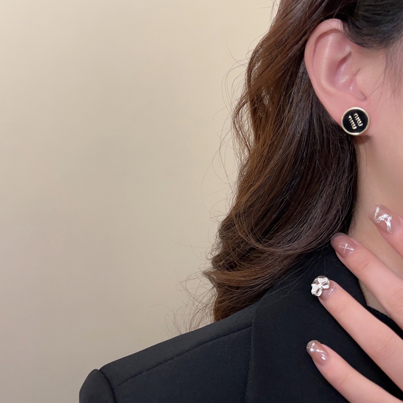 Bông Tai Kim Loại Hình Tròn In Chữ M Phong Cách Âu Mỹ Cổ Điển Thời Trang 2023