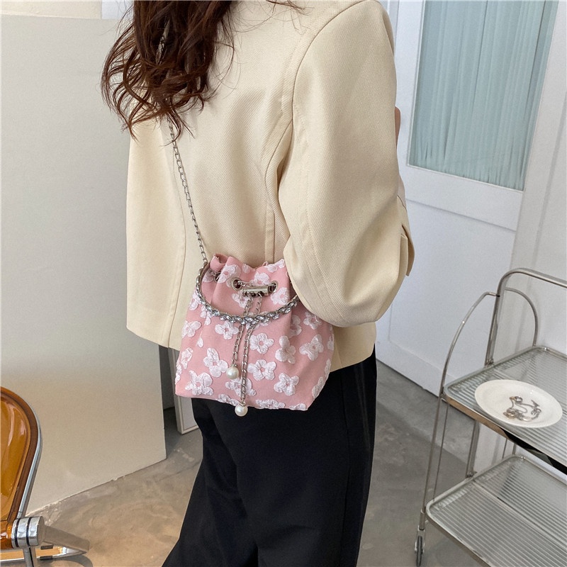 Túi Đeo Chéo Dây Rút Xếp Ly Hình Tròn Nhỏ Họa Tiết Hoa Phối Vòng Móc Xích Thời Trang Cho Nữ