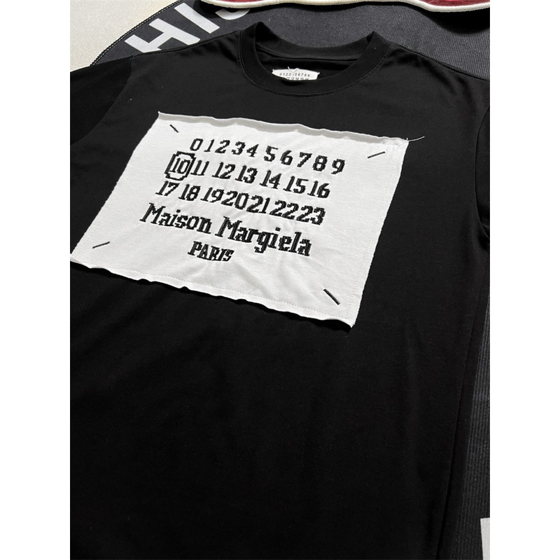 M-aison - M-argiela88mm6- Dòng 10 Áo Thun Tay Ngắn Thêu Hình Dán Cổ Điển Đường Phố Cao Cấp Thời Trang Mới Nhất Túi Đeo Chéo Phong Cách Unisex Cá Tính Trẻ Trung