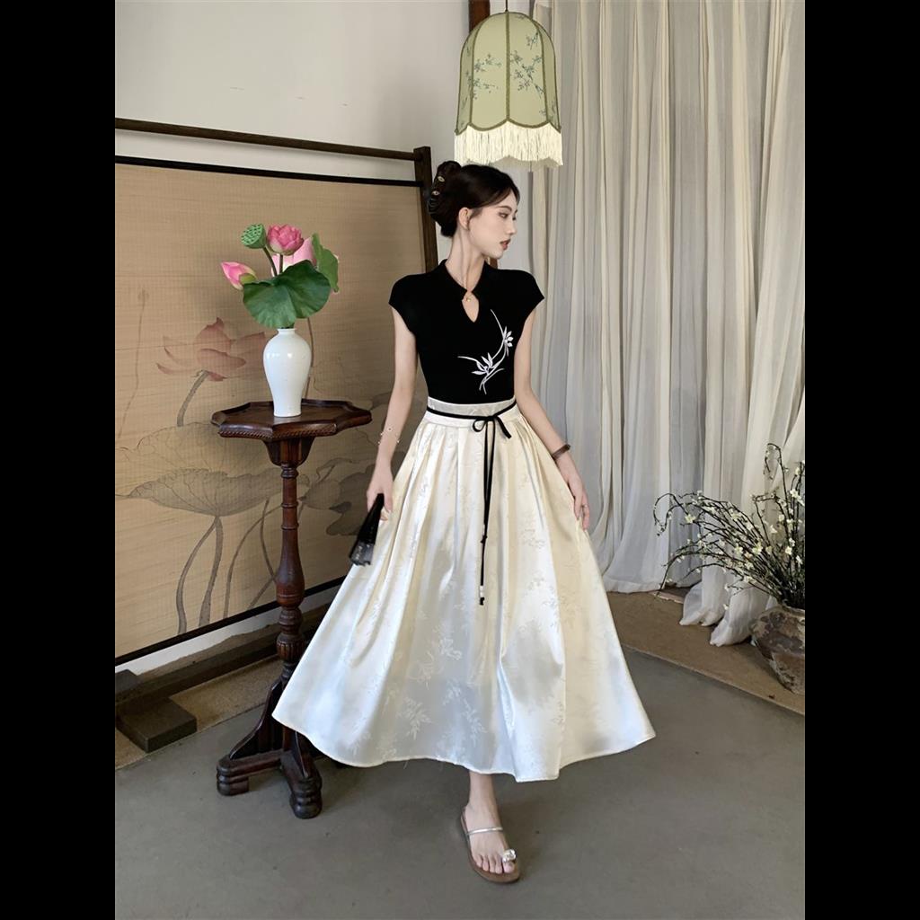 Bộ Áo Thun Thêu Hình Mặt Ngựa Kèm Chân Váy Phong Cách Trung Hoa
