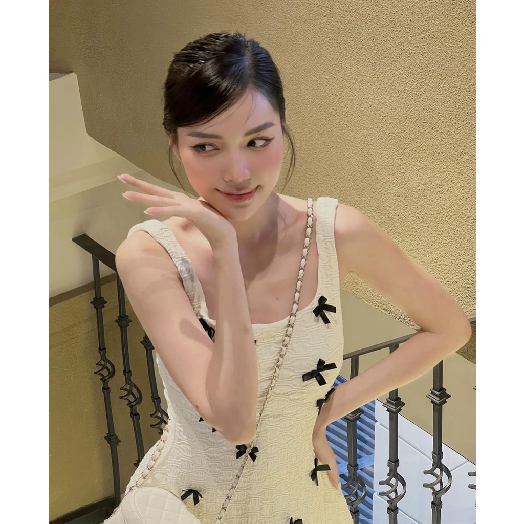 Đầm trắng đính nơ