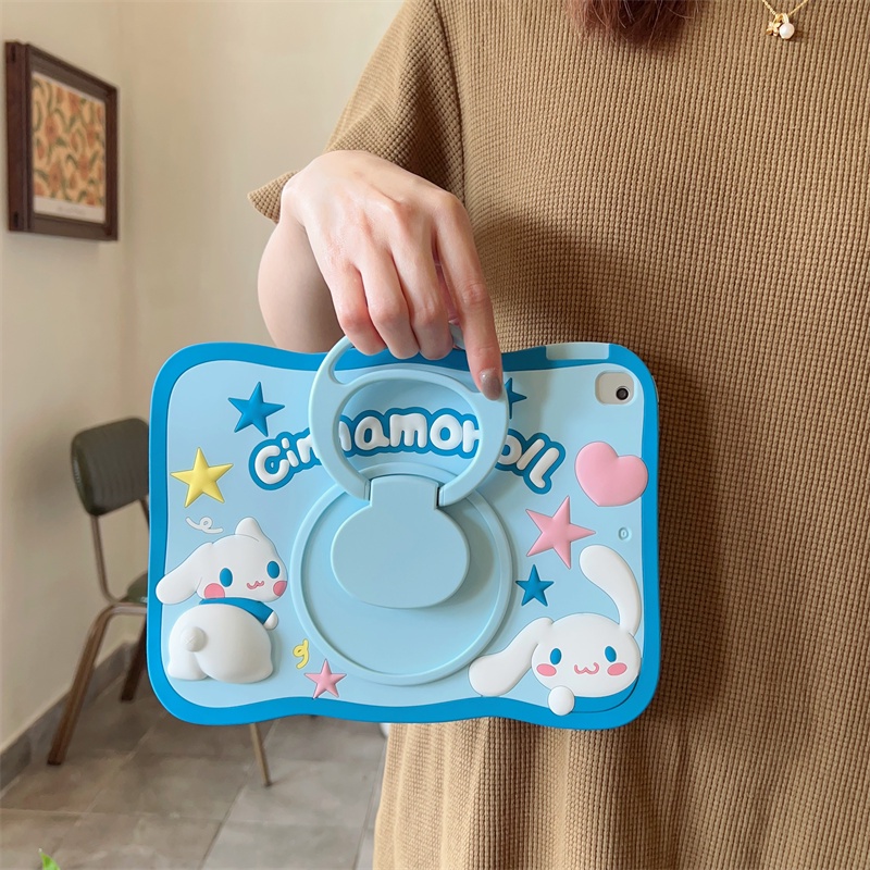Dành cho ipad 10 pro phim hoạt hình 3d dễ thương sanrio cinnamoroll 360° Vỏ silicon có thể xoay được cho ipad pro 11 / ipad 10.2 / ipad 9.7 / ipad air 4 air5 / ipad mini 6 5 4 3 2 1 vỏ máy tính bảng mềm