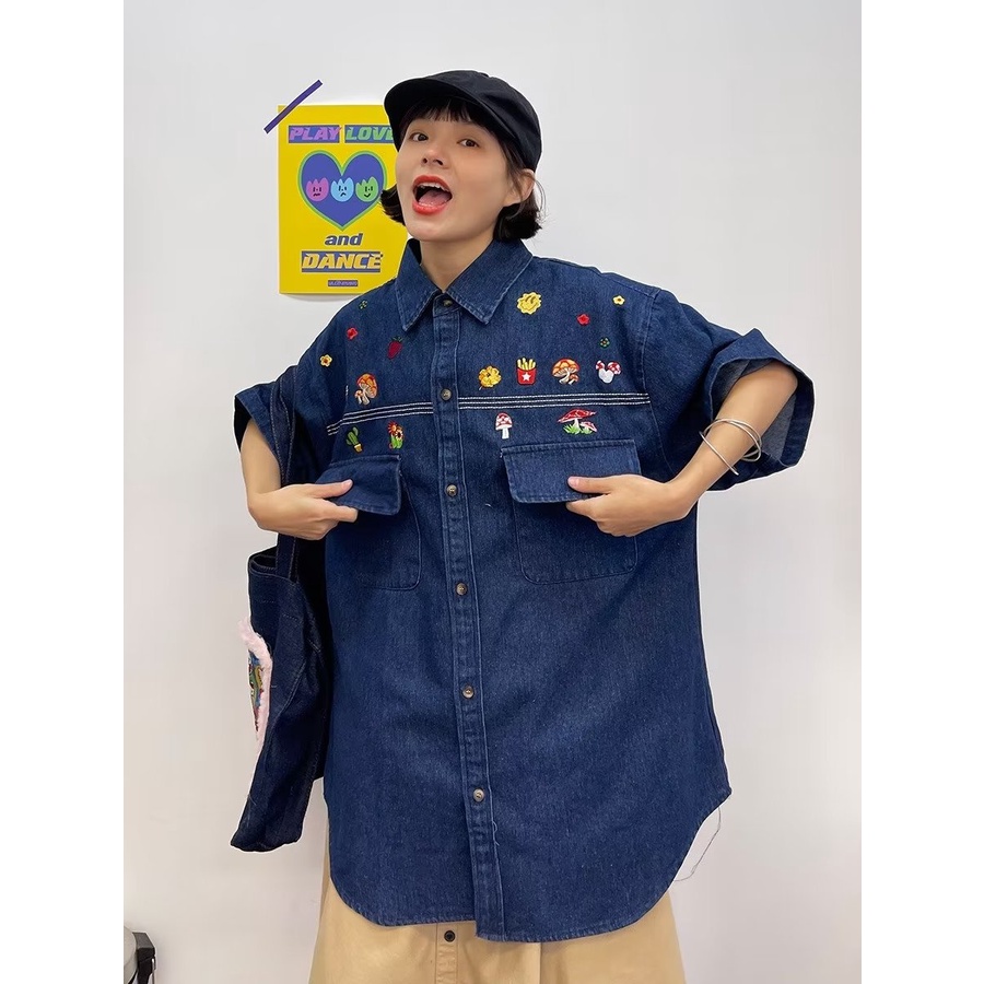 Áo Sơ Mi Tay Ngắn Cổ Bẻ Chất Liệu Denim Thêu Họa Tiết Hoạt Hình Phong Cách Retro Mỹ Cho Nam Nữ