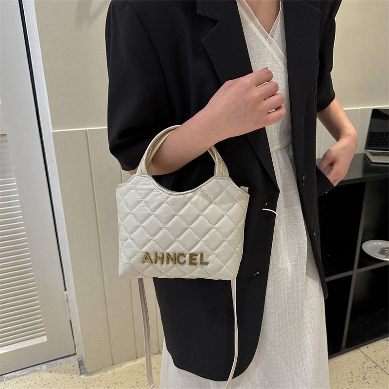 Túi Xách Bucket Đính Đá Phối Dây Xích Thời Trang Cao Cấp Dành Cho Nữ