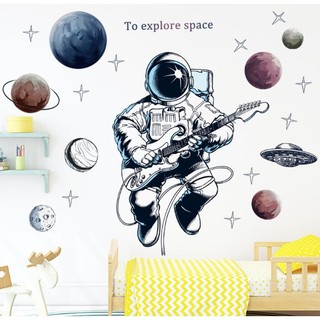 Decal vũ trụ- Phi hành gia chơi đàn ghi ta giải trí