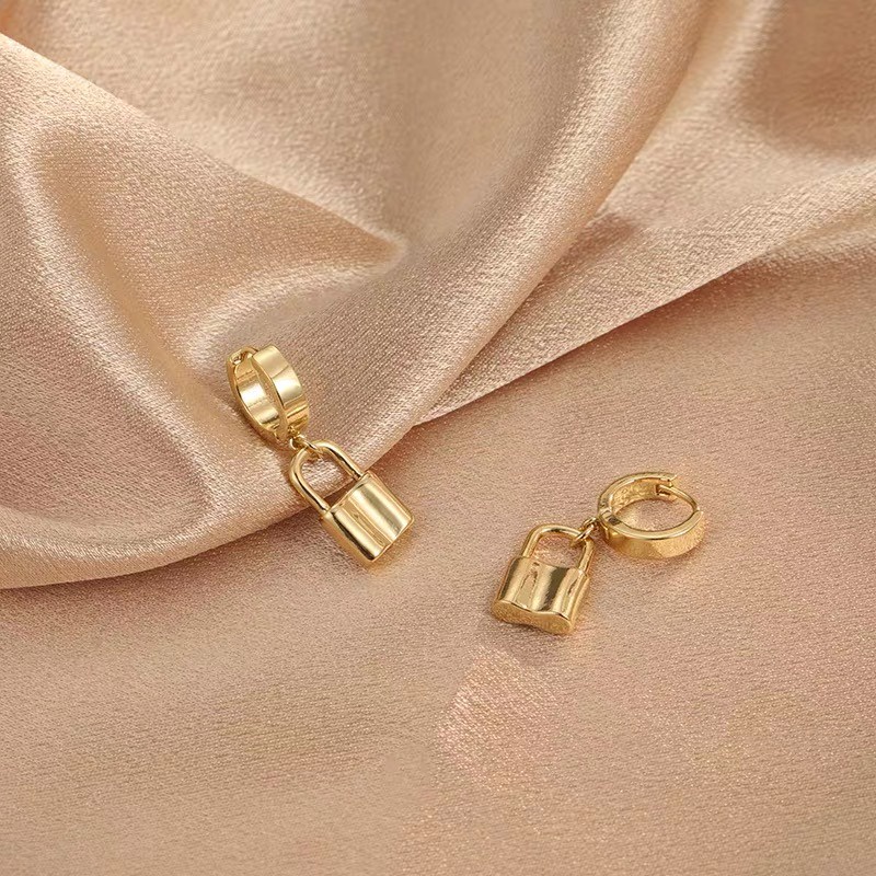 Thép titan tinh tế mạ vàng 18k khóa vàng nhỏ thiết kế mặt dây chuyền hoa tai cô gái thời trang hợp thời trang trang sức khóa tai tròn