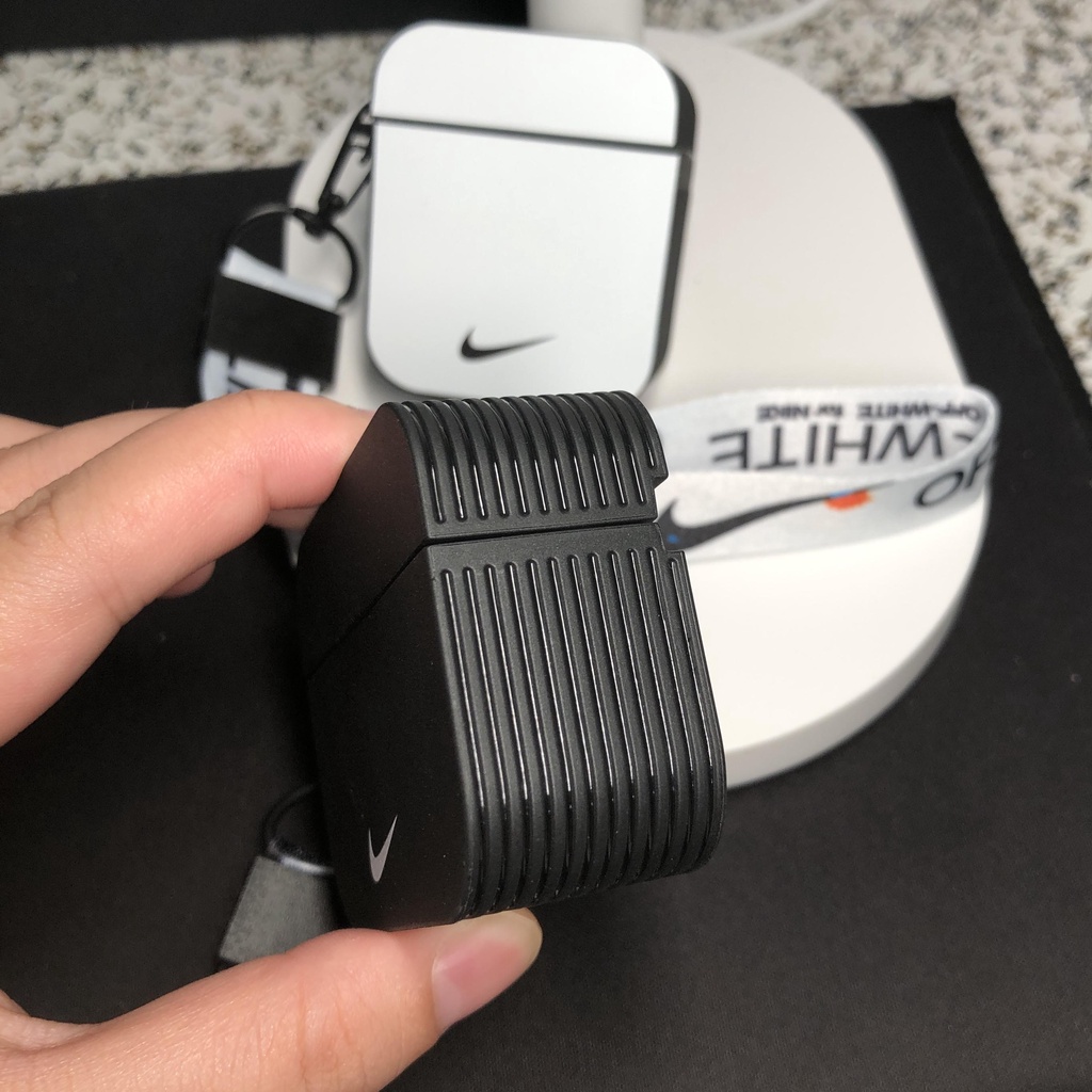 Vỏ Bảo Vệ Hộp Sạc Tai Nghe airpods pro 2 pro 1 2 3 Màu Trắng Đen Có Móc Treo Thời Trang