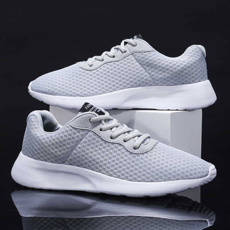 Hàng Có Sẵn Giày Chạy Bộ Thể Thao Rỗng Siêu Nhẹ Thoáng Khí Chống Trượt Phiên Bản Ba Phong Cách London Thời Trang Thường Ngày Dành Cho Nam Và Nữ